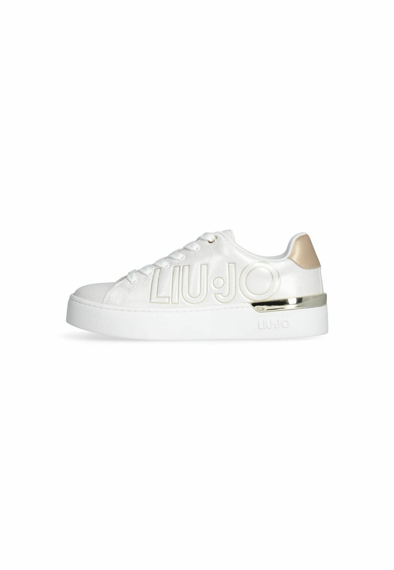 Weiße Sneaker mit glänzender Oberfläche, ausgestattet mit eingeprägtem Markenlogo, goldenen Akzenten an der Ferse und flacher, weißer Sohle. Glatte Textur.