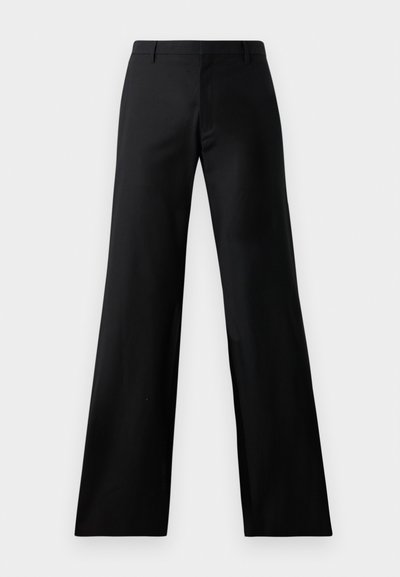 Pantalons larges noirs fabriqués à partir d'un tissu lisse. Dotés d'une taille mi-haute et de plis à l'avant, offrant une silhouette ajustée.