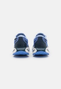 Niebieskie buty sportowe z siateczkową cholewką, teksturowanymi akcentami, ciemną piętą oraz białą i jasnoniebieską podeszwą z wzorem bieżnika.