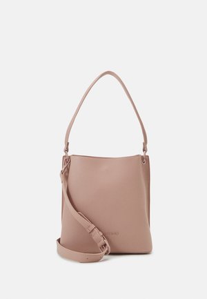 Beżowa skórzana torba typu bucket z regulowanym paskiem na ramię i górnym uchwytem, minimalistyczny design, tłoczona nazwa marki z przodu.