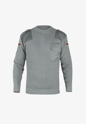 Grauer Pullover mit Rippstrickoptik, mit Schulterpatches, einer Fronttasche und einer kleinen deutschen Flagge am Ärmel.