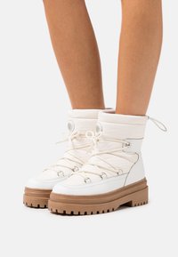 Walk London CLARISSA SNOW BOOT - Botas de tornozelo com plataforma - off white