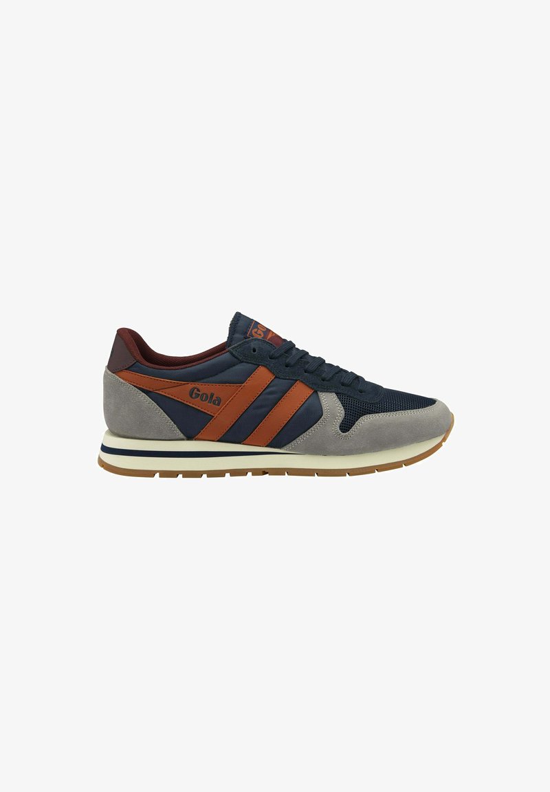 Zapatilla azul marino y gris con rayas de cuero marrón, interior marrón, suela blanca y de goma, y logotipo "Gola" en el lateral y la lengüeta.