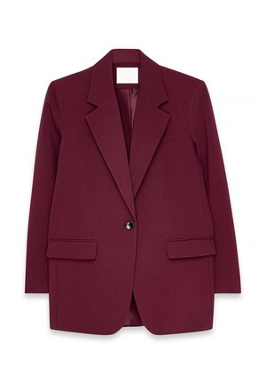 Blazer burdeos con un solo botón negro, dos bolsillos frontales, solapas puntiagudas y un forro interior suave. Diseño ajustado con corte recto.