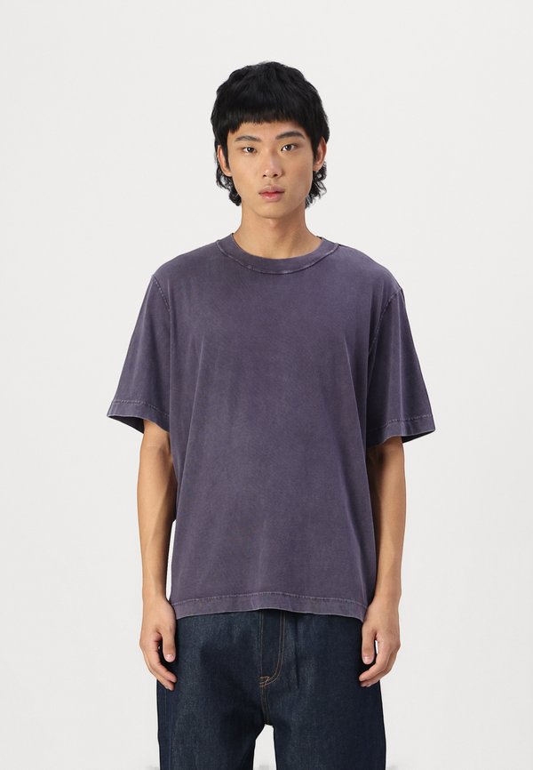 Vintage-Inspired Tee - Basic T-shirt - purple