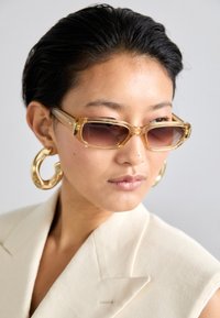 SHALLOW SUN - Solbriller - dark gold-coloured