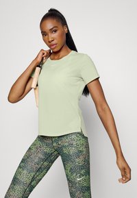 Nike Performance ONE LUXE - T-shirt desportiva - olive aura/silver