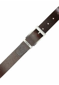 Brązowy skórzany pasek o teksturowanej powierzchni, z metalowymi srebrnymi elementami i kilkoma nacięciami do regulacji rozmiaru.