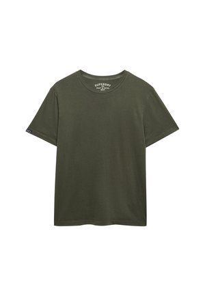 Camiseta de manga corta de algodón lisa color oliva con cuello redondo, con etiqueta pequeña de la marca en la manga y etiqueta impresa dentro del cuello.