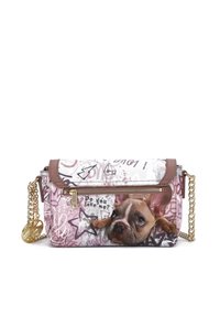 Borsa a tracolla stampata con patta marrone, caratterizzata da un grafica di un cucciolo e testo. Realizzata in materiale liscio con dettagli metallici e una tracolla a catena.