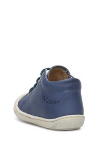 Modrá kožená botička pro malé děti s bílou gumovou podrážkou, kulatou špičkou a modrými tkaničkami. Logo "Naturino" se nachází v oblasti paty. Lehké provedení.