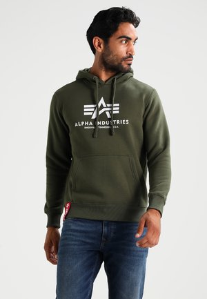 Olivgrüner Hoodie aus Baumwollmischung mit einer Fronttasche und weißem Logodesign mit Streifen. Gerippte Bündchen und Saumdetails.