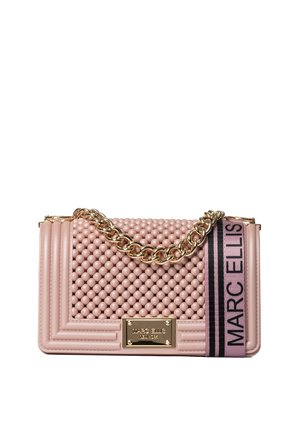 Borsa a tracolla rosa con un design trapuntato e una texture simile a perline, cintura a catena dorata e un dettaglio con nastro rosa e nero marchiato.