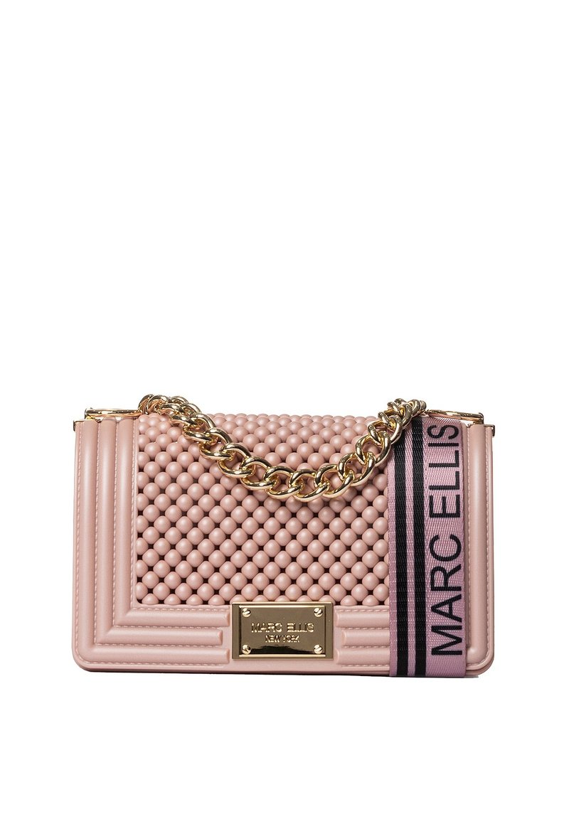Rosa Handtasche mit einer gesteppte Design und einer perlenartigen Textur, goldene Kettenriemen und einem gebrandeten rosa und schwarzen Bandakzent.