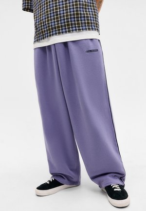 IETS FRANS… HARRI BAGGY JOGGER UNISEX - Tracksuit bottoms - purple