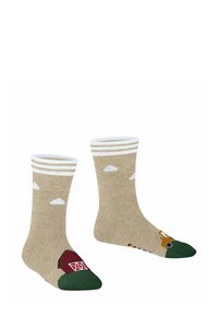Beżowe skarpetki bawełniane z białymi wzorami chmur, zielonymi podeszwami i akcentami przedstawiającymi czerwoną stodołę oraz żółty wzór zwierzęcia. Białe paski na mankietach.