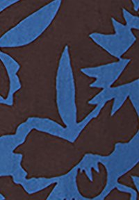 Forme astratte di foglie e piante blu su uno sfondo marrone scuro che creano un design a motivi.