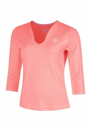 Korallenrosa Sportshirt mit langen Ärmeln, V-Ausschnitt und kleinem rundem Logo auf der linken Brust, aus glattem, leichtem Stoff gefertigt.