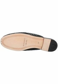 Sole in pelle intrecciata nera con plantare in pelle liscia color cuoio e dettagli del logo, caratterizzata da punta rotonda e design con tacco piatto. Taglia 37.