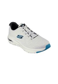 Zapatilla deportiva blanca con parte superior de malla transpirable, acentos en azul claro, diseño texturizado, cuello acolchado y suela con amortiguación.