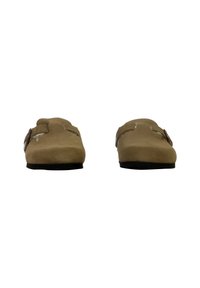 Zapatos de ante marrón de slip-on con punta redondeada, que presentan dos hebillas metálicas ajustables y una suela de goma negra.