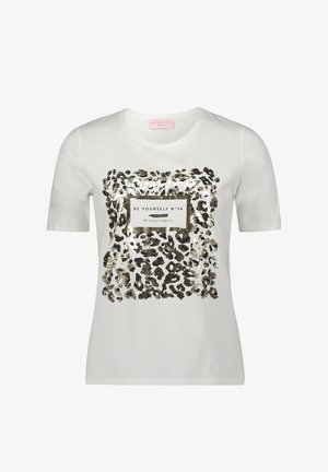 Weißes Baumwoll-T-Shirt mit einem Leopardenmuster in Schwarz und Gold. Zentrales Textetikett mit der Aufschrift "SEI DU SELBST N°34." Kurze Ärmel und runder Ausschnitt.