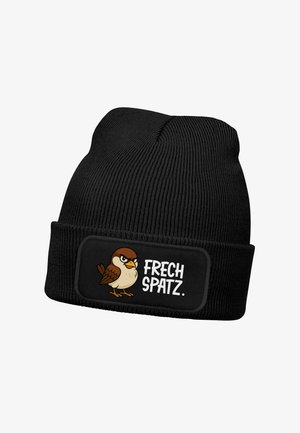 Schwarze Strickmütze mit umgeschlagenem Bund. Vorderes Aufnäher zeigt einen illustrierten Vogel und den Text "FRECH SPATZ" in Weiß. Weiche Textur.