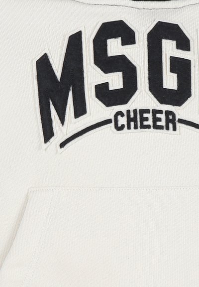 Felpa bianca con grande testo ricamato in nero che recita "MSG Cheer" sul retro. Include una tasca frontale e texture a coste.