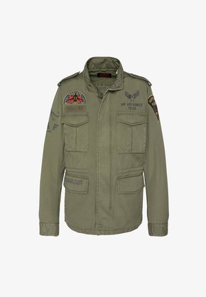 Olivgrüne Militärjacke mit Vorderentaschen, Schulterklappen und Luftwaffen-Themen-Patches sowie Schriftzügen auf Brust und Ärmeln.