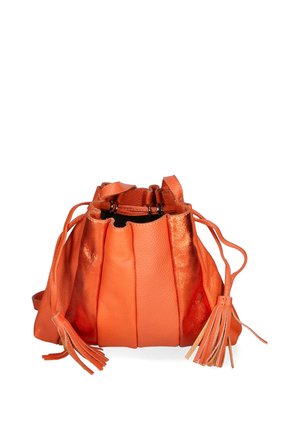 Borsa a secchiello in pelle arancione con finitura testurizzata, parte superiore arricciata e due nappine. Presenta pannelli alternativi opachi e lucidi.