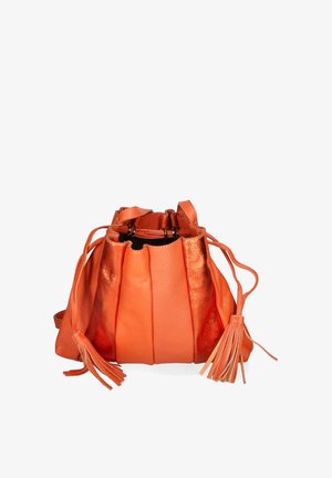 Borsa a secchiello in pelle arancione con finitura testurizzata, parte superiore arricciata e due nappine. Presenta pannelli alternativi opachi e lucidi.