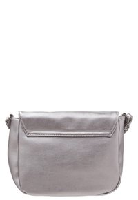 Borsa a tracolla metallica argento con una texture liscia, pattina ripiegabile e tracolla a catena rimovibile. Design semplice con linee pulite.