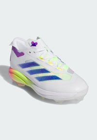 Baskets de sport blanches avec des accents bleus et violets, motifs texturés sur les côtés, et une semelle dégradée passant du jaune au rose.