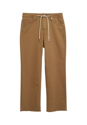 Brązowe spodnie o prostych nogawkach z postrzępionymi szwami i białym sznurkiem w talii, z przednimi i tylnymi kieszeniami oraz szlufkami na pasek.