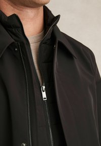 Reiss REGULAR FIT-LOGAN REMOVABLE HYBRID  - Lühike jakk - brown