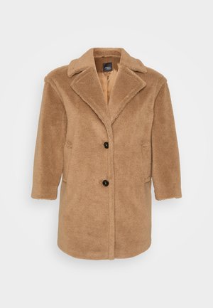 Manteau en fausse fourrure marron avec un col en notch, deux poches avant, trois boutons et une surface texturée. Design mi-long.