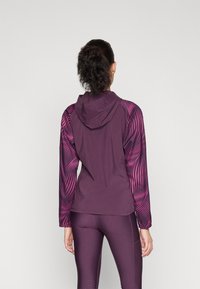 Puma RUN FAVORITE AOP WOVEN JACKET W - Chaqueta de running - midnight plum