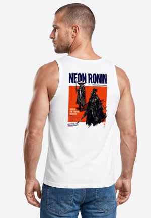 Mann mit kurzen Haaren, der ein weißes Tanktop mit einem schwarz-orangenen "Neon Ronin" Motiv von zwei Samurai-Kriegern auf dem Rücken trägt.