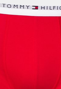 Tommy Hilfiger SIGNATURE TRUNK 3 PACK - Calzoncillos - desert sky/white/primary red