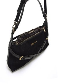 Bolso de ante negro con una correa de cuero suave, acentos dorados y un forro interior con patrón. Presenta un cierre con cremallera y correa ajustable.