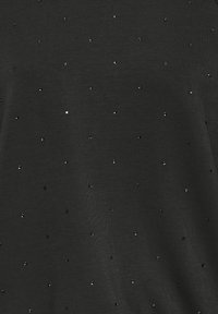 Čierny textilný top s roztrúsenými malými rhinestone kamienkami, ktoré vytvárajú textúrovaný vzhľad. Mäkko tkaný materiál s hladkým povrchom.