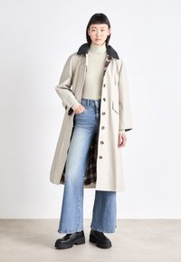 Barbour ALEXA NATALIE TRENCH COAT - Casaco impermeável - mist/dress stewart