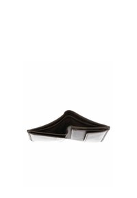 Portefeuille noir en cuir bifold ouvert, montrant plusieurs emplacements vides pour cartes et compartiments sur un fond blanc.