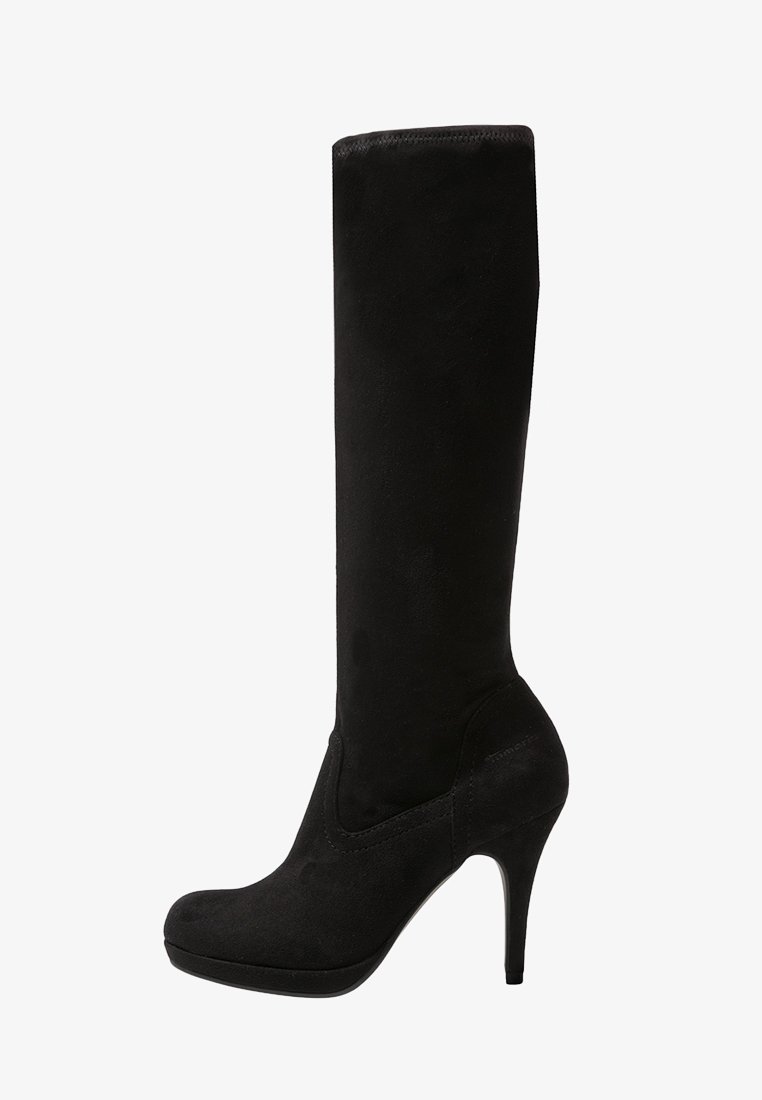 Bottes noires hauteur genou en daim doux au toucher lisse et élégant ; dotées d’un talon stiletto haut et d’une couture avant en V.