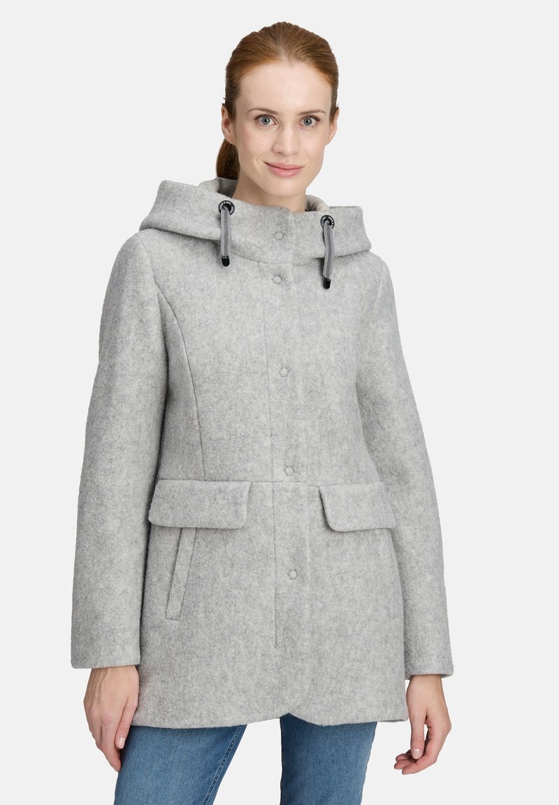 Cappotto di lana grigio con cappuccio, dotato di chiusura con bottoni, due tasche anteriori e dettagli con cordino. Texture liscia e forma sagomata.