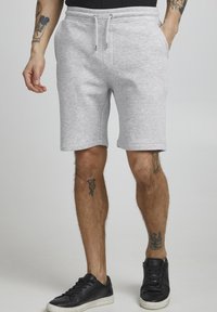 Shorts en mélange de coton gris avec taille élastique et cordons ajustables, dotés de poches latérales et d'une coupe droite.