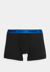 Črne boksarice z modrim elastičnim pasom, ki ima logo Nike. Gladek material, prilegajoča se zasnova in kontrastni šivi.