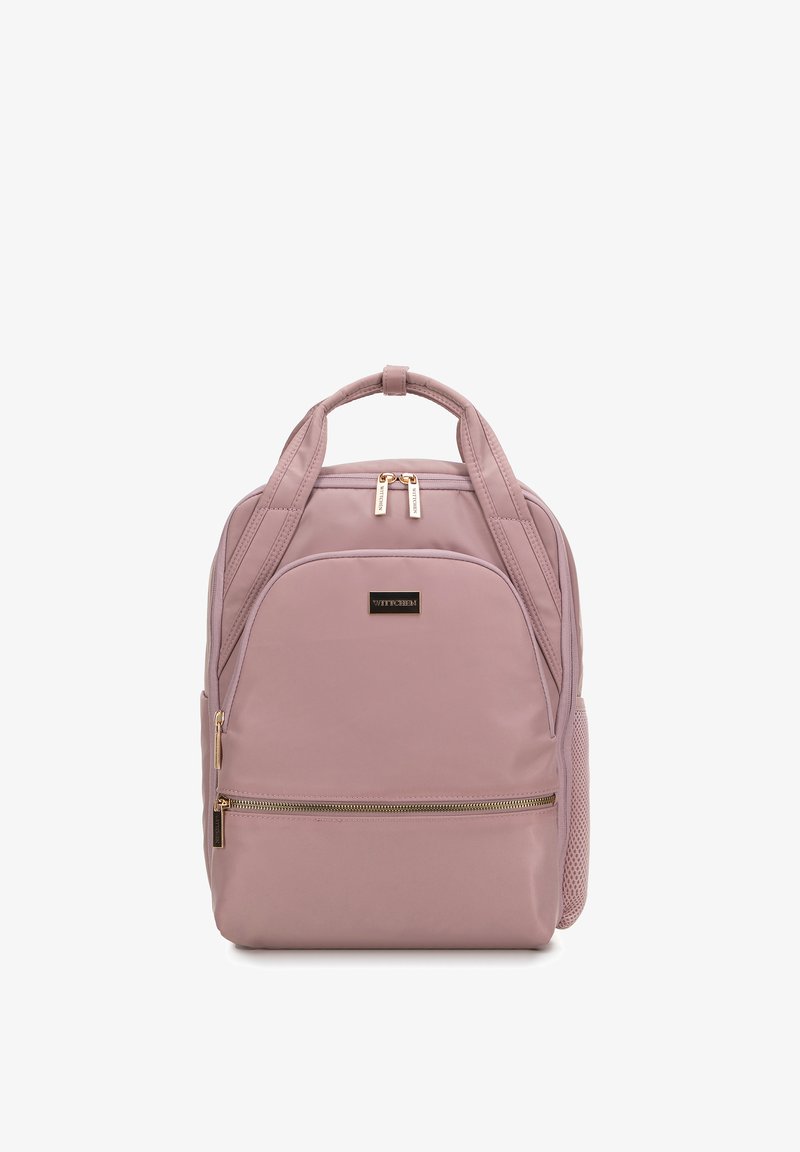 Růžový nylonový batoh se zlatými zipovými detaily, dvojitými horními uchy, přední kapsou na zip a boční kapsou ze síťoviny pro zvýšení úložného prostoru.