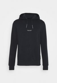 Felpa nera realizzata in tessuto misto cotone. Presenta una tasca a marsupio frontale, un cappuccio con cordino regolabile e un piccolo logo sul petto.