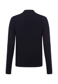 Granatowy, dzianinowy sweter z długimi rękawami i wysokim kołnierzem. Posiada prążkowaną fakturę i dopasowany fason bez widocznych zapięć.